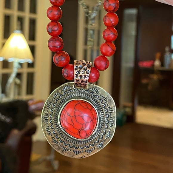 Red howlite necklace and earrings in antique gold - Picture 5 of 6